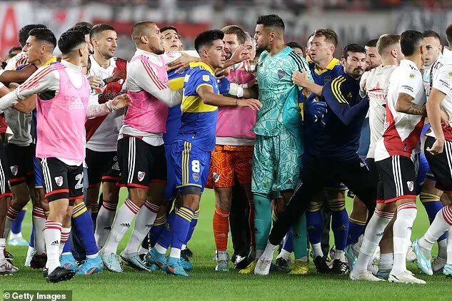 تصاویر | جنجالیترین دربی جهان | درگیری شدید بازیکنان پس از گل قهرمانی!