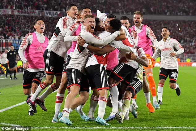 تصاویر | جنجالیترین دربی جهان | درگیری شدید بازیکنان پس از گل قهرمانی!