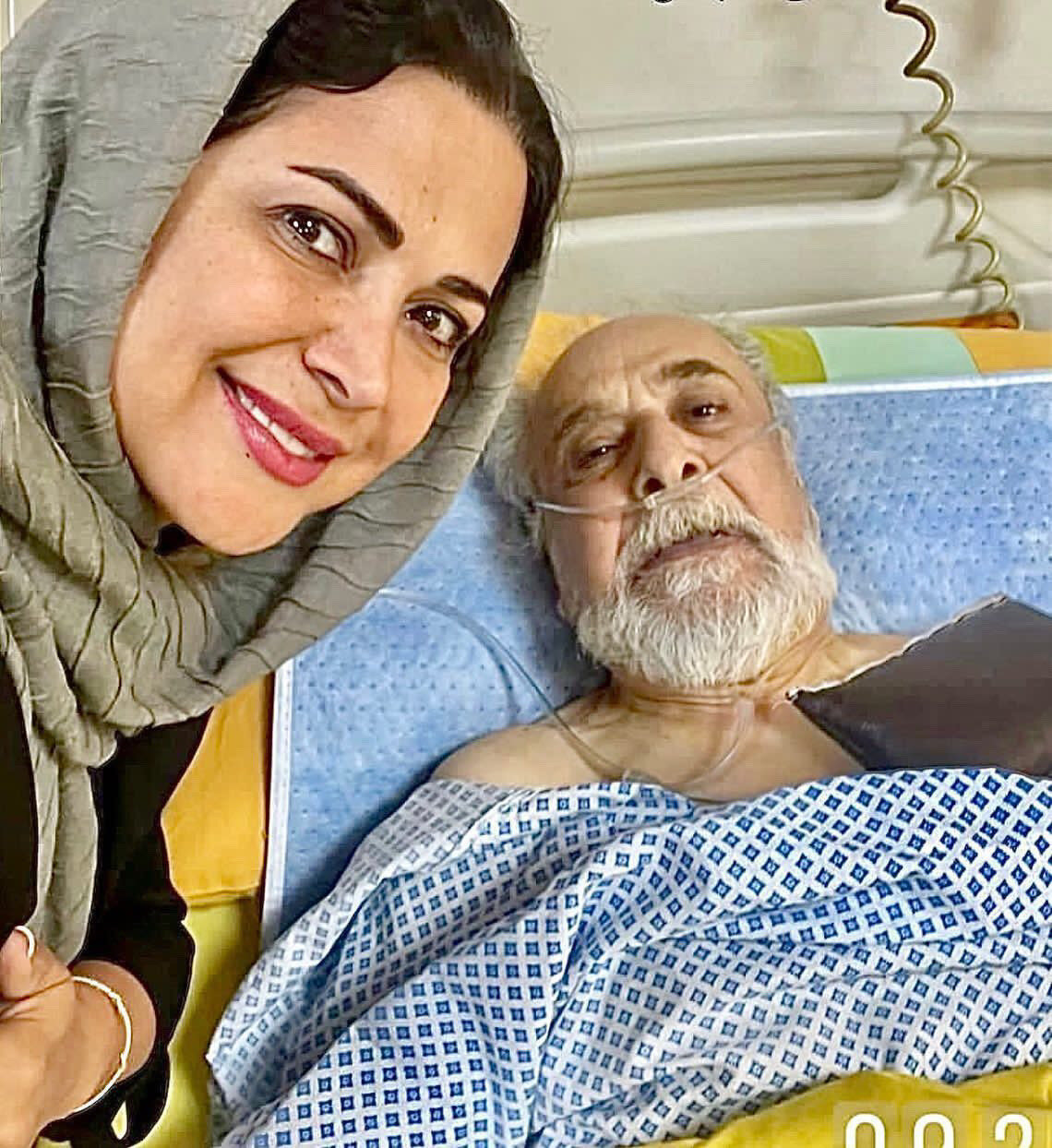 عکسی از کمند امیرسلیمانی در کنار پدرش در بیمارستان