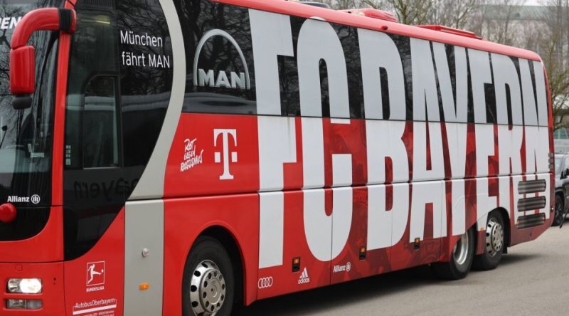 حمله یک روانی به اتوبوس سرخها | پلیس وارد عمل شد!