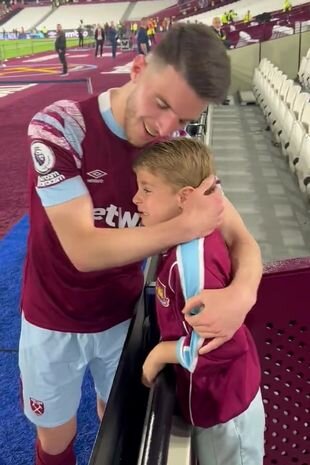 عکس | واکنش جالب ستاره انگلیس به گریههای یک هوادار خردسال که پربازدید شده است