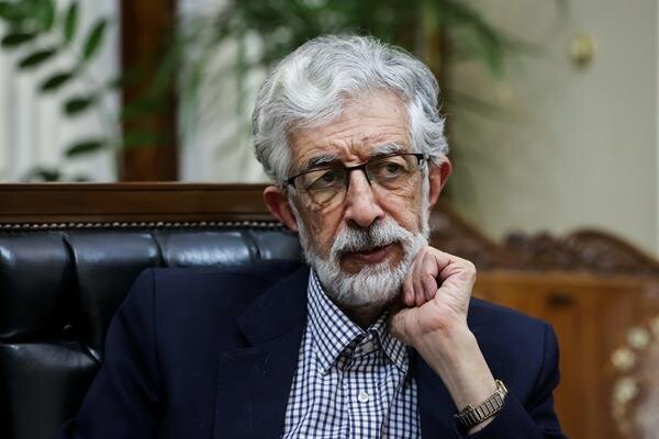 حداد عادل: ۵ سال است که معلم زبان فرانسه دارم و به ۳ زبان دنیا مسلط هستم | رئیس سابق مجلس عربستان دانشجوی من بود | متخصص خط ناصرالدینشاه شدهام!