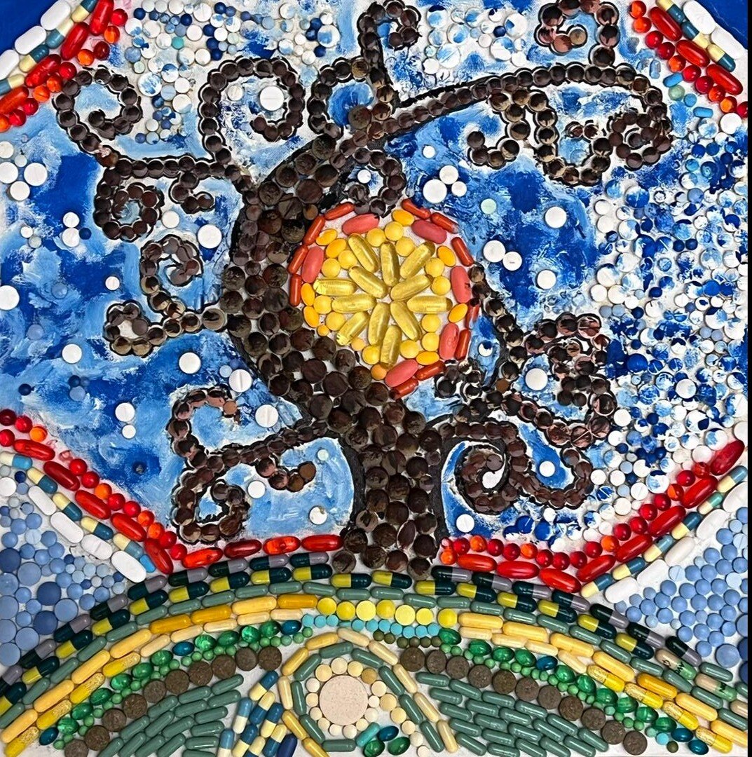 اتفاق هفته| خلق تابلوهای هنری با مصرف قرص و کپسول!