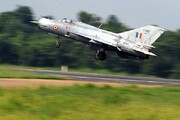 ببینید | سقوط هواپیمای میگ-۲۱ روی خانه‌ای در هند