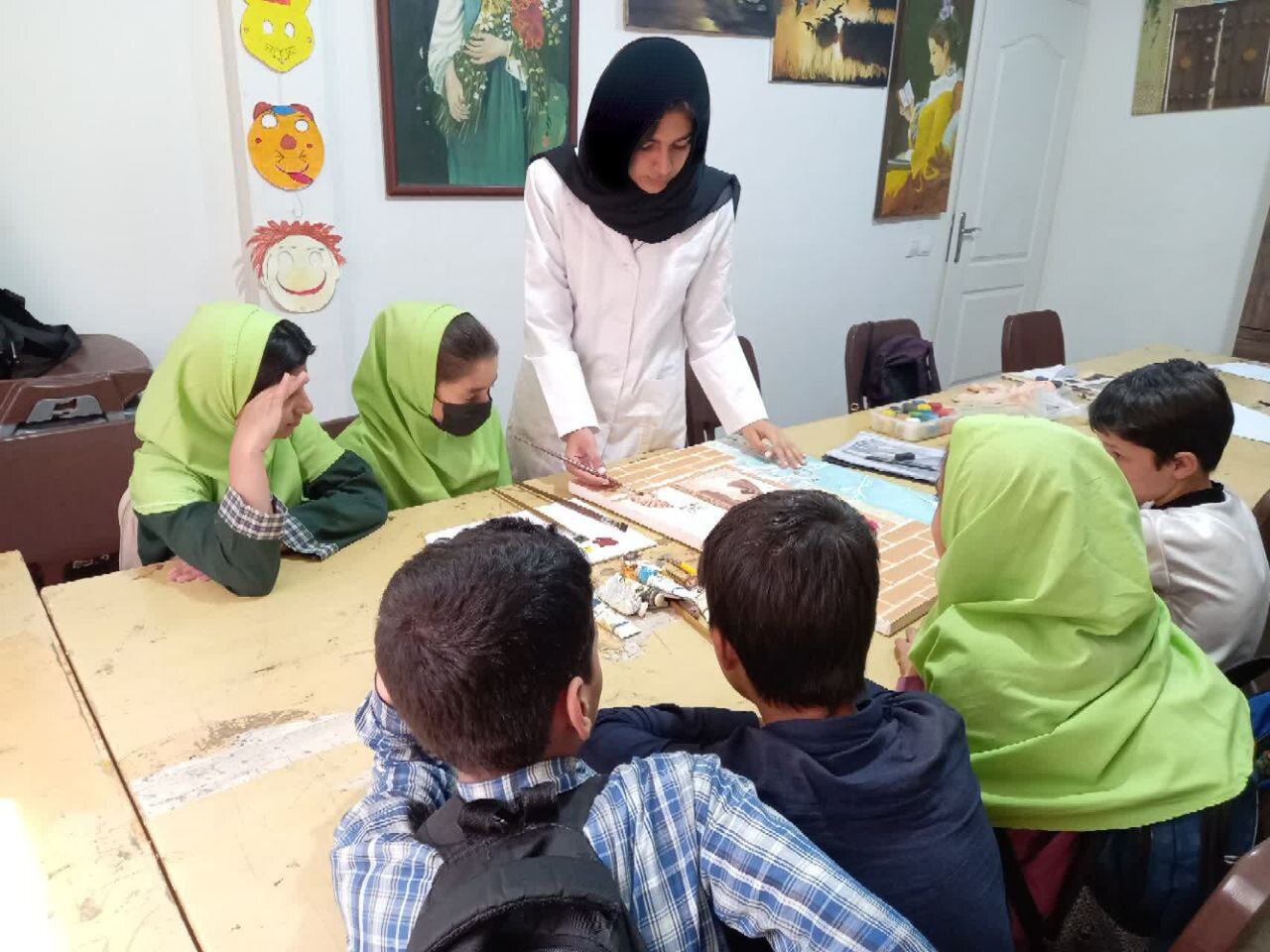 قهرمان محله | نذر متفاوت یک دهه هشتادی | «مبینا» برای کودکان کار سنگ تمام میگذارد