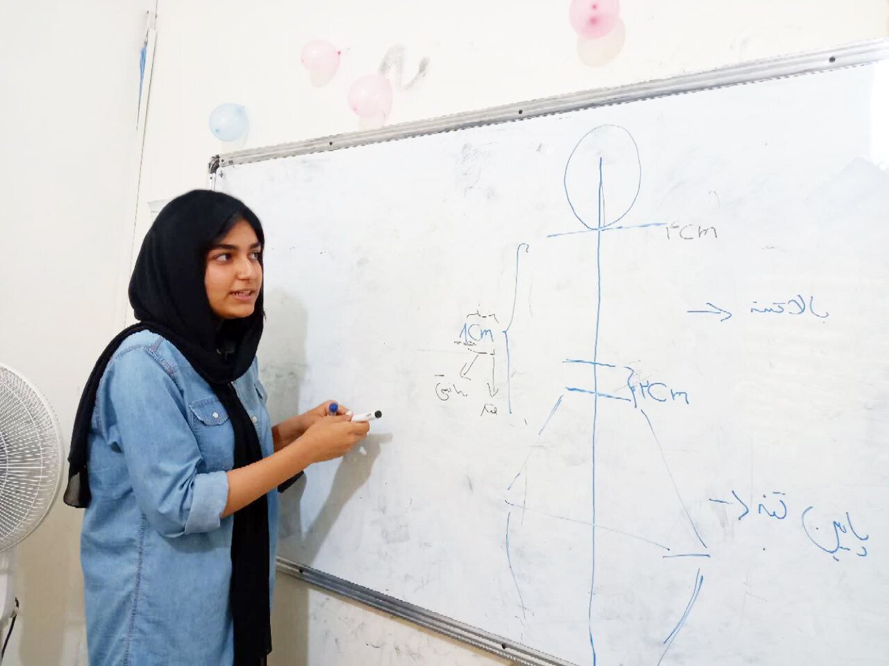 قهرمان محله | نذر متفاوت یک دهه هشتادی | «مبینا» برای کودکان کار سنگ تمام میگذارد