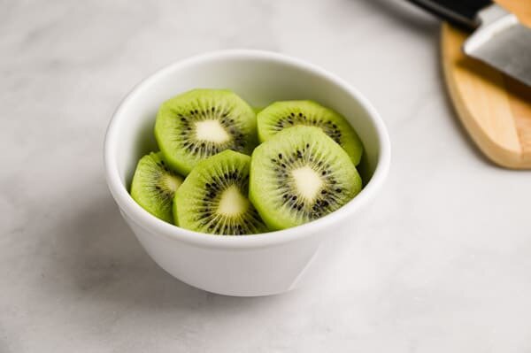 پوست کیوی برای چی خوب است ؟ | خواص حیرتانگیز پوست کیوی ؛ این افراد نباید پوست کیوی را بخورند