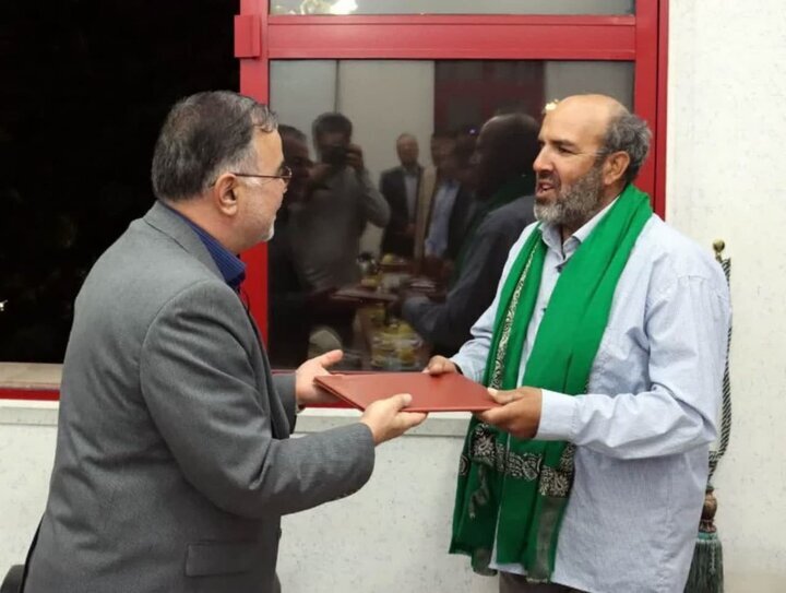 پاکبان مشهدی کیف طلا و پول نقد ۲۰۰ میلیونی را به صاحبش تحویل داد | تقدیر از شهرداری مشهد از این پاکبان