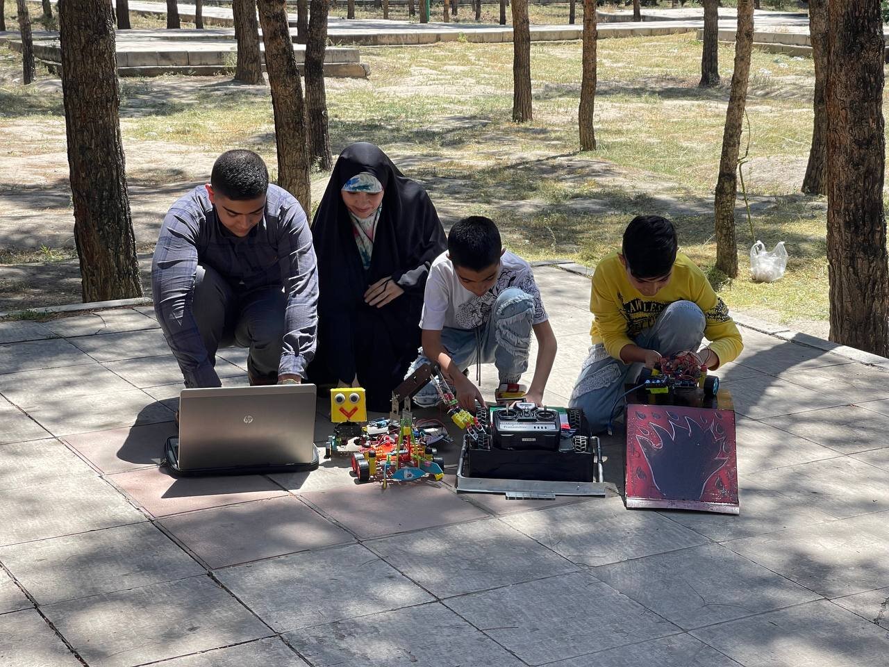 قهرمان محله | مادری برای ۴فرزند، مربیگری رایگان رباتیک برای ۲۵۰نفر