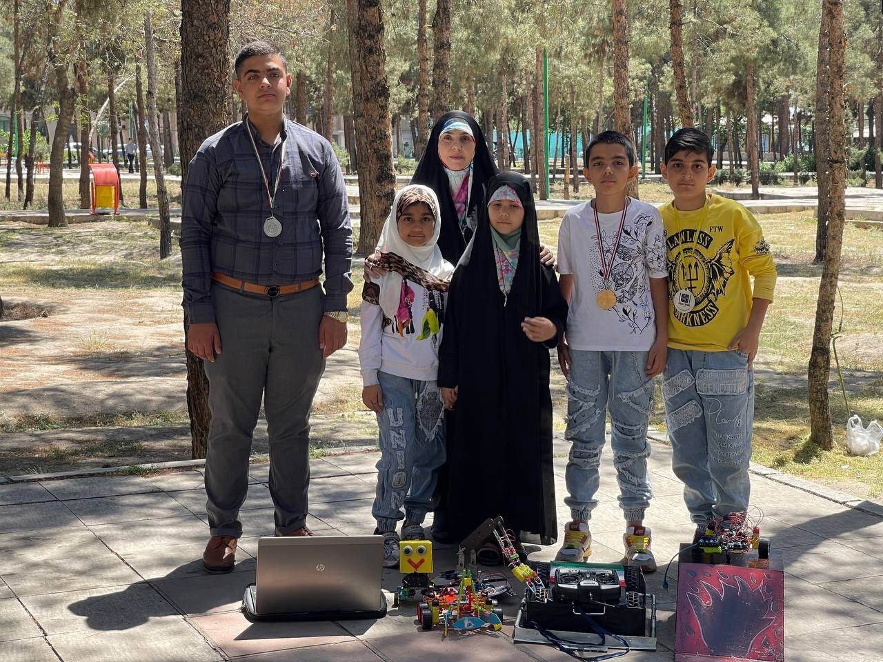 قهرمان محله | مادری برای ۴فرزند، مربیگری رایگان رباتیک برای ۲۵۰نفر