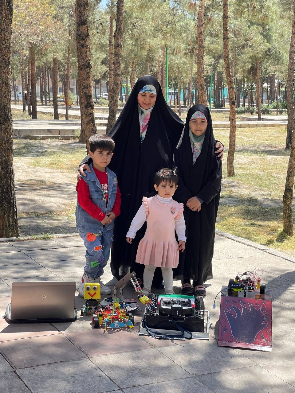 قهرمان محله | مادری برای ۴فرزند، مربیگری رایگان رباتیک برای ۲۵۰نفر