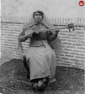 تصاویر کمتر دیده شده از پوشش جالب زنان نوازنده در قاجار 