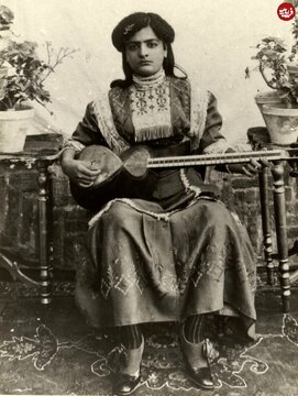 تصاویر کمتر دیده شده از پوشش جالب زنان نوازنده در قاجار 