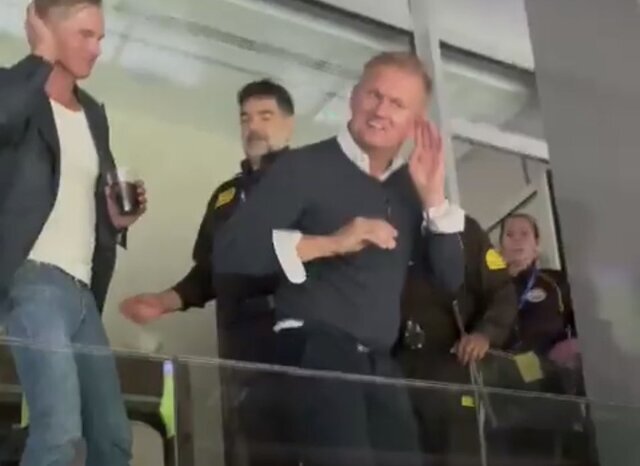 عکس | جنجال پدر بچهغول در استادیوم | اخراج از جایگاه پس از اقدام عجیب!