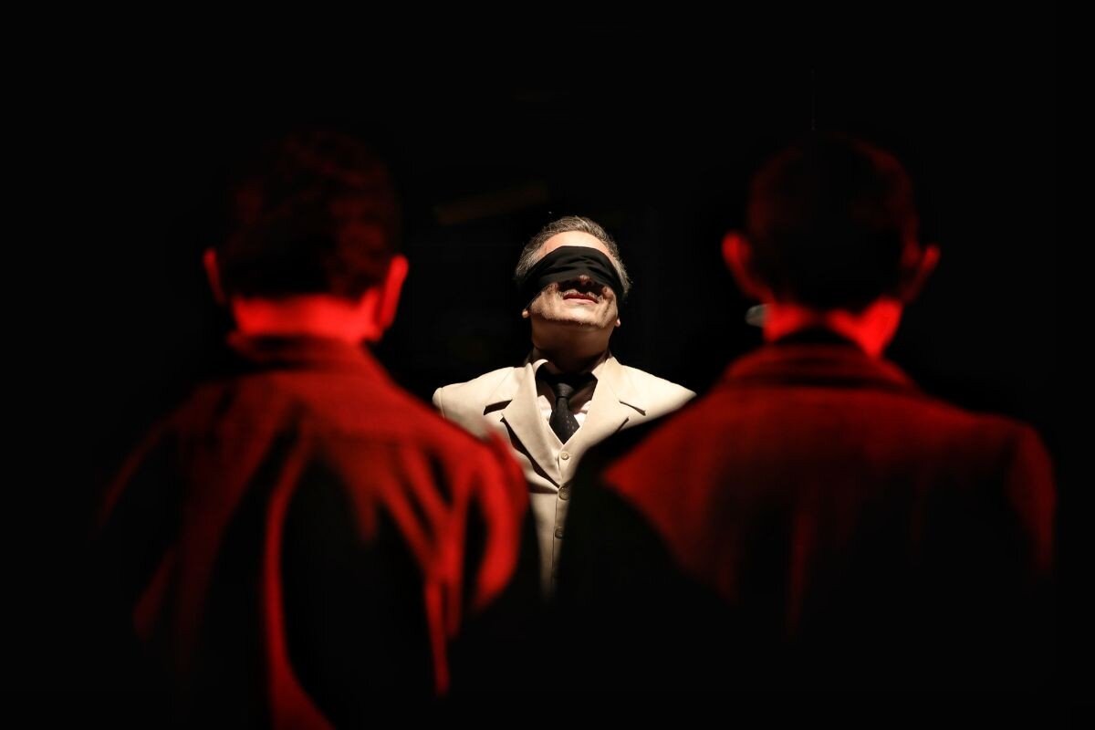 خوشدلان در ایرانشهر، کورها در عمارت ارغوان