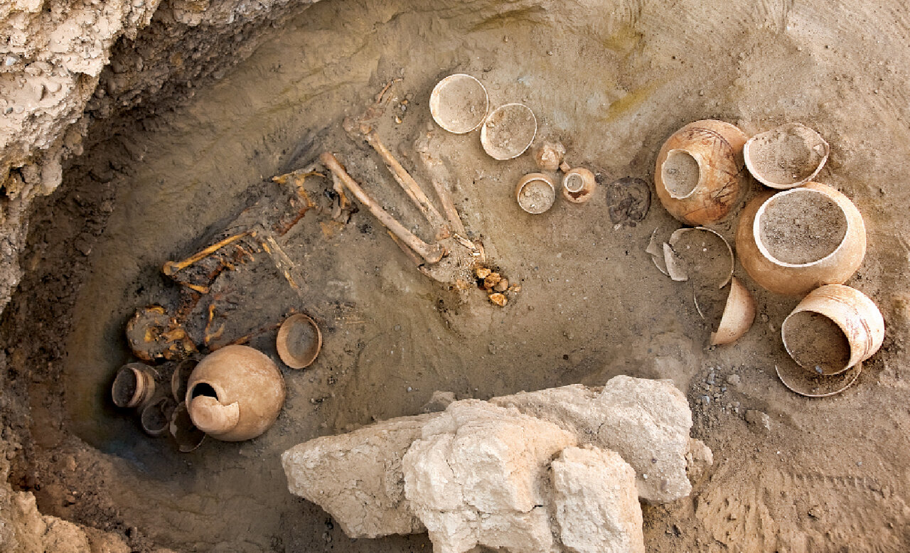 ایرانیان ۵ هزار سال قبل جراحی جمجمه داشتند و چشم مصنوعی ساختند | رازهای حیرتانگیز شهر سوخته ؛ کشف تدفینهای عاشقانه در این شهر!
