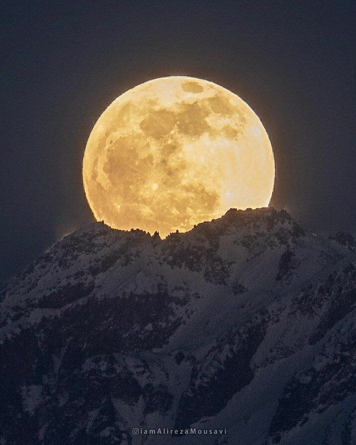 تصویری دیدنی از نمایان شدن ماه از پشت قله سبلان