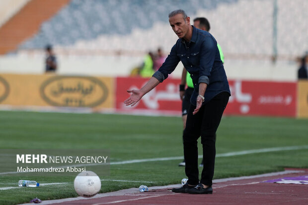 عکس | تصاویری از عصبانیت یحیی از یک پرسپولیسی | بطری آب زمین کوبیده شد!