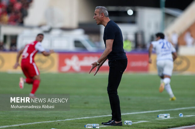 عکس | تصاویری از عصبانیت یحیی از یک پرسپولیسی | بطری آب زمین کوبیده شد!