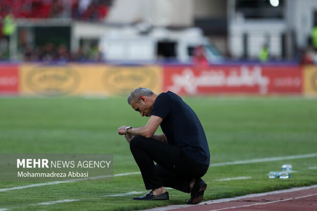 عکس | تصاویری از عصبانیت یحیی از یک پرسپولیسی | بطری آب زمین کوبیده شد!