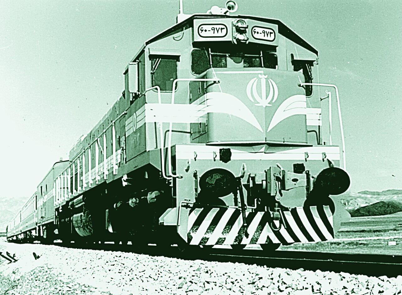 از ساعتهای جاسوس ایستگاه راهآهن تهران چه میدانید؟ | چگونه روسها ۱۱ تن طلا را بالا کشیدند!