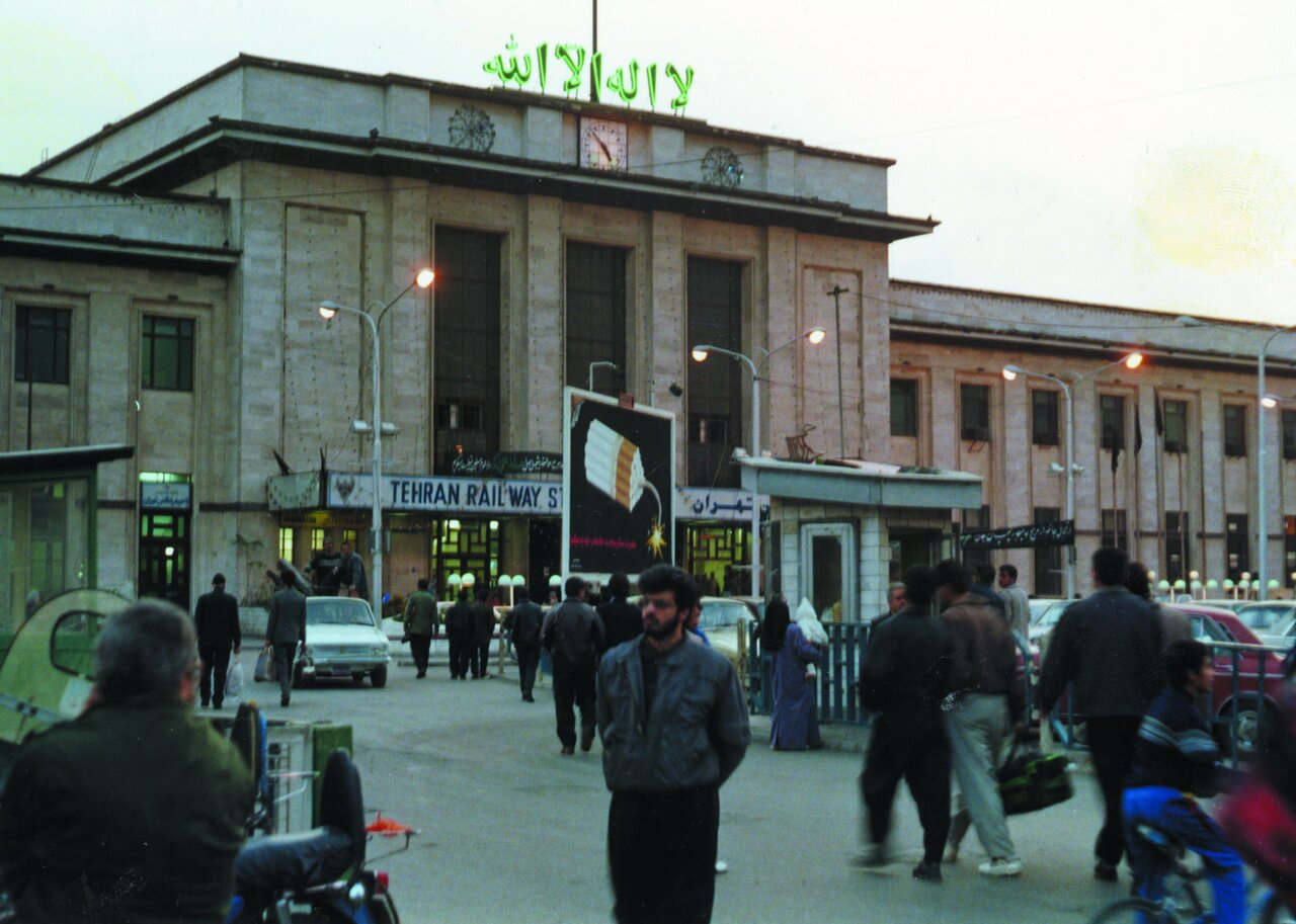 از ساعتهای جاسوس ایستگاه راهآهن تهران چه میدانید؟ | چگونه روسها ۱۱ تن طلا را بالا کشیدند!