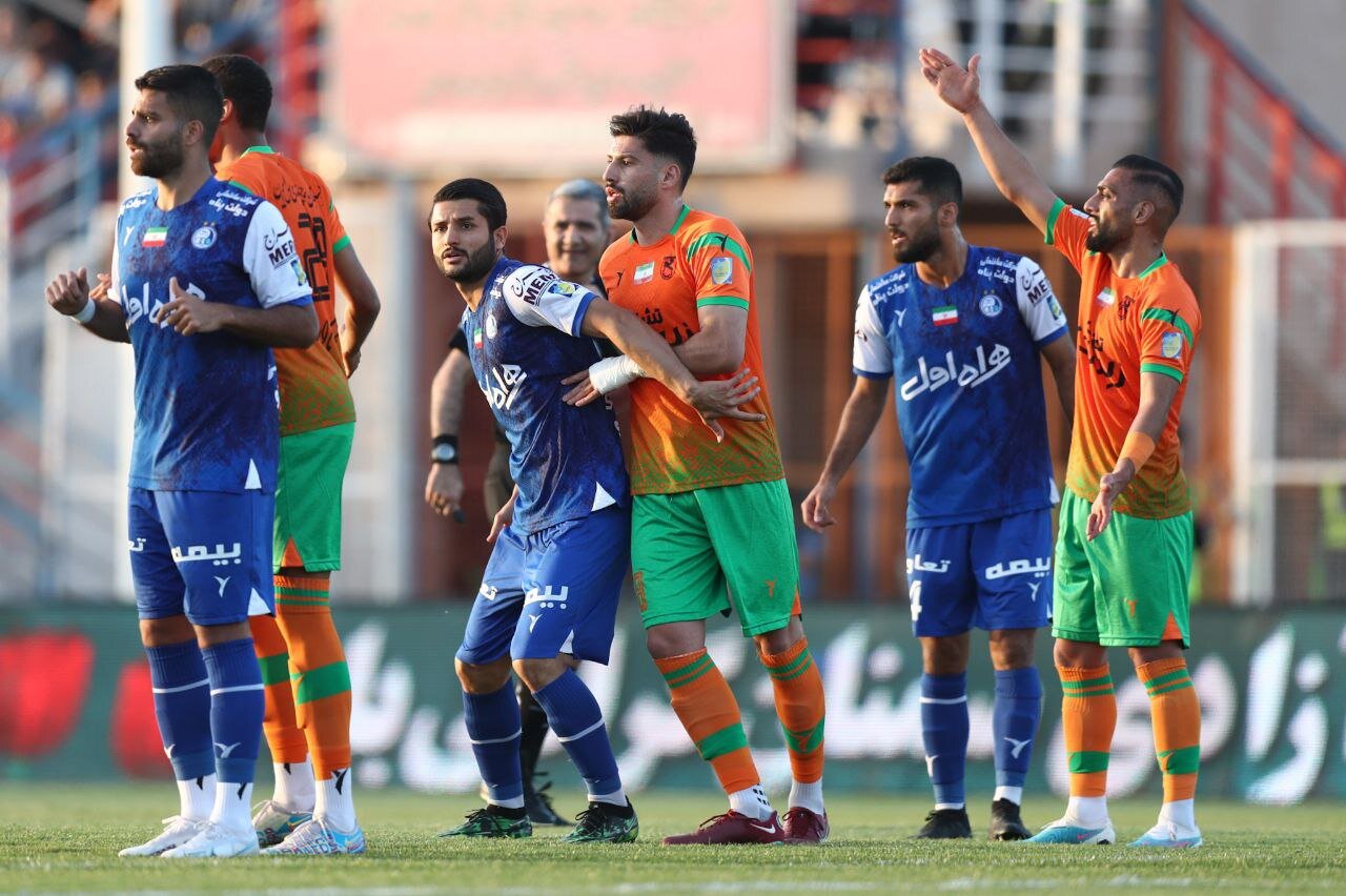 استقلال قهرمانی را روز دربی از دست داد | بازیکن تیم با قرارداد ۱۰ میلیاردی حرف از فروش ماشین نزند