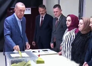 ببینید | لحظه انداختن رای در صندوق توسط رجب طیب اردوغان