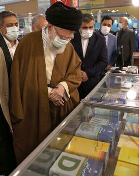 بازدید رهبر انقلاب اسلامی از نمایشگاه کتاب