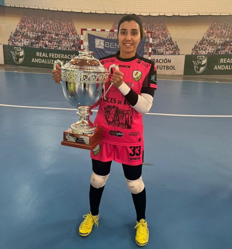 عکس | دختر ایرانی جام قهرمانی اسپانیا را بالای سر برد