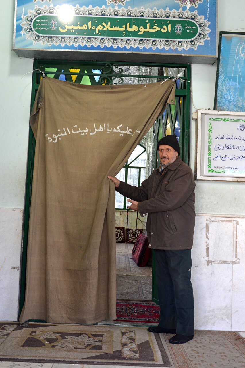 امین و محرم حرم یار | خادم امامزاده سید جعفر(ع) محله کن سنگصبور اهالی است