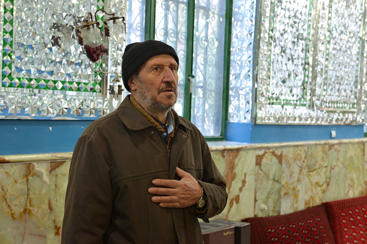 امین و محرم حرم یار | خادم امامزاده سید جعفر(ع) محله کن سنگصبور اهالی است