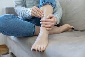 وقتی پاها بی‌قرار می‌شوند؛ درمان سندروم پاهای بی‌قرار

انجام حرکات ورزشی تا حدود زیادی در بهبود پاهای بی قرار موثر است 
