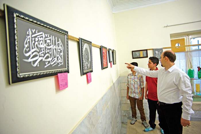 پرچم معلمِ مبتکر و دانشآموزانِ خلاق این مدرسه بالاست | کار برای رضای خدا باشد همه مشکلات حل میشود