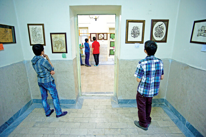 پرچم معلمِ مبتکر و دانشآموزانِ خلاق این مدرسه بالاست | کار برای رضای خدا باشد همه مشکلات حل میشود