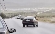 تصاویر حرکات عجیب و تهدید آمیز یک پژو پرشیا در جاده شیراز | چرخاندن قمه در هوا رهگذران را دچار وحشت کرد!