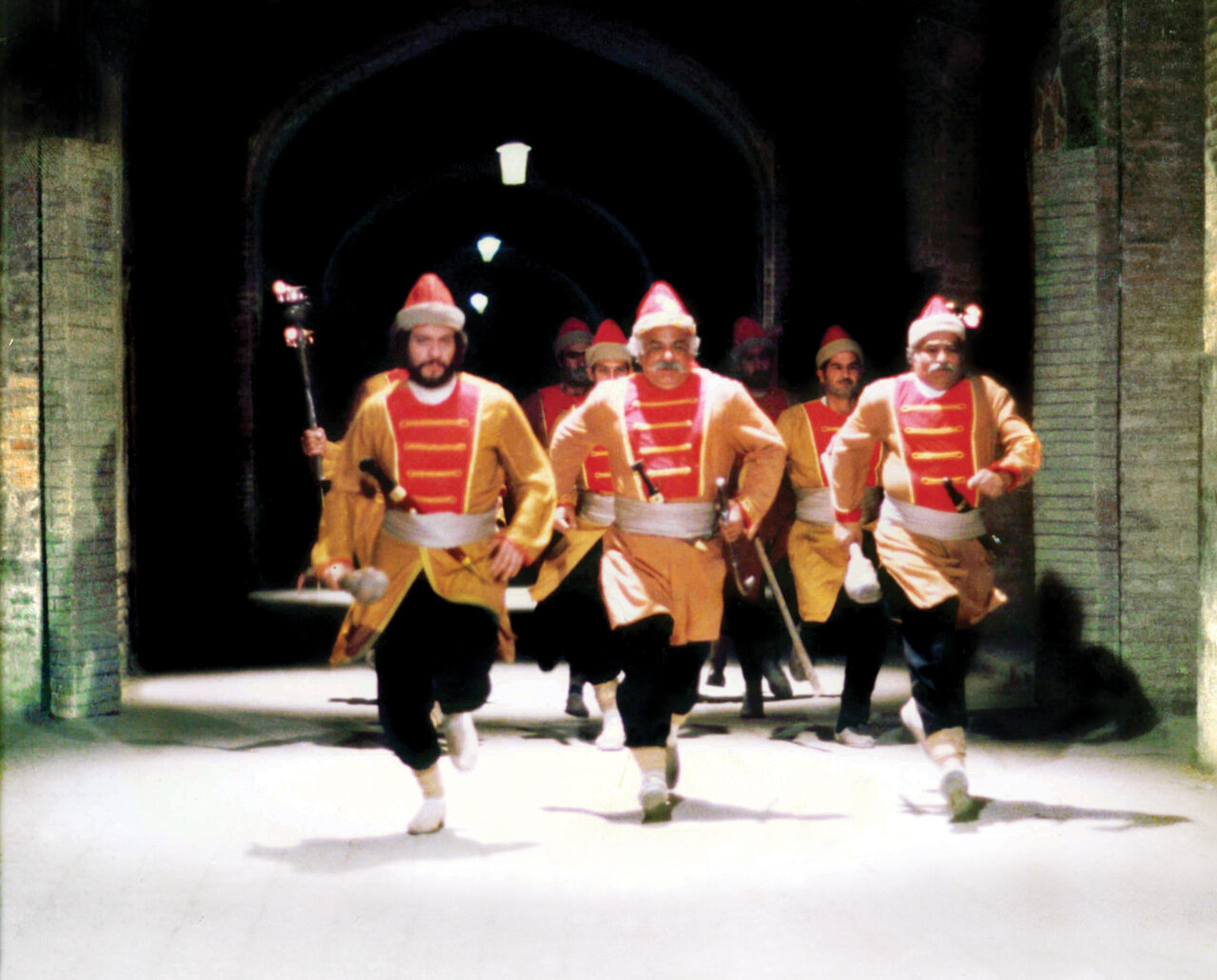 لوکیشن فیلم کفشهای میرزا نوروز کجا بود؟ | حسینهای که قرار بود قصر شاهی بشود | اگر به قزوین سفر کردید حتمن از این خانه دیدن کنید