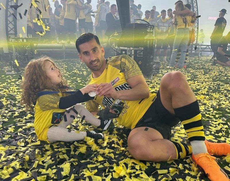 عکس | دختر ستاره تیم ملی در جشن قهرمانی شریک شد