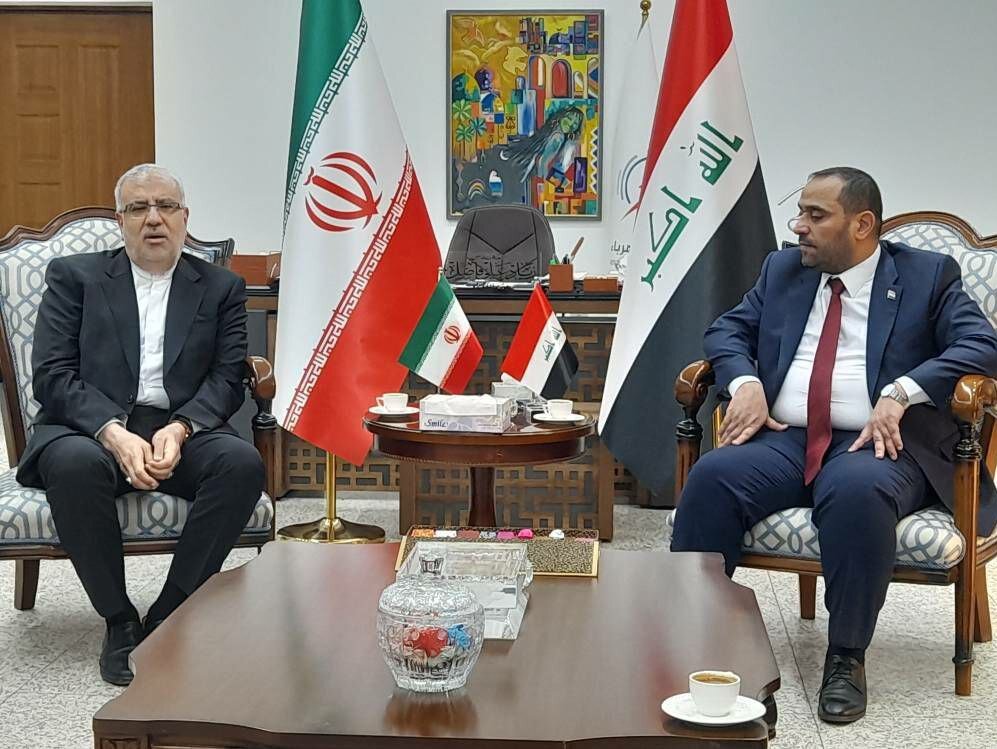 تصاویر | جنجال سازی برای نبود پرچم ایران در مراسم انعقاد قرارداد نفتی با عراق | چرا پرچم ایران در این مراسم دیپلماتیک نبود؟