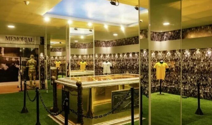 عکس | مقبره باشکوه «پله» با تابوتی از طلا در برزیل افتتاح شد | شرایط ویژه برای بازدید از آرامگاه اسطوره