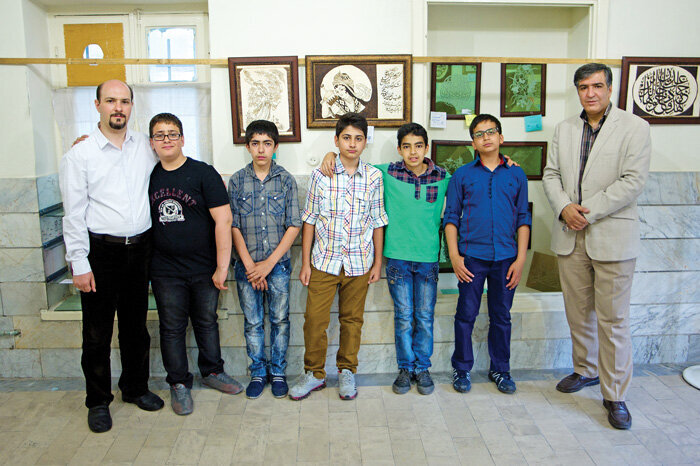 پرچم معلمِ مبتکر و دانشآموزانِ خلاق این مدرسه بالاست | کار برای رضای خدا باشد همه مشکلات حل میشود