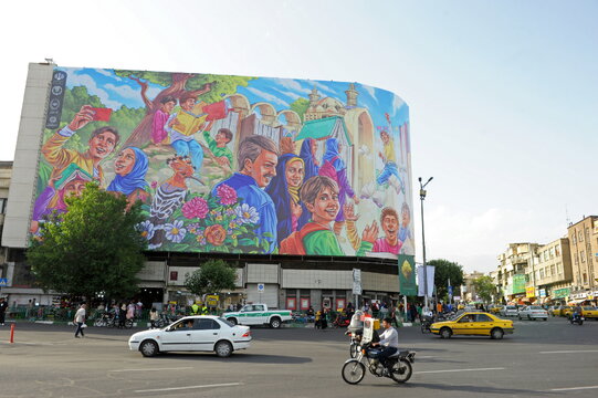دیوارنگاره جدید میدان انقلاب اسلامی