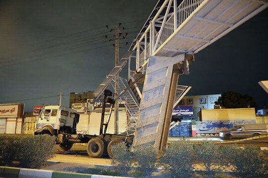 برخورد کامیون ۱۰ چرخ جک دار با پل عابر پیاده در بولوار رسالت مشهد