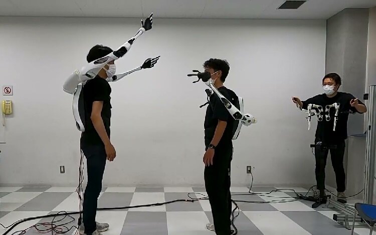 عکس | زندگی با چند دست اضافه! | بازوهای روباتیک چگونه وارد زندگی انسان می‌شوند؟