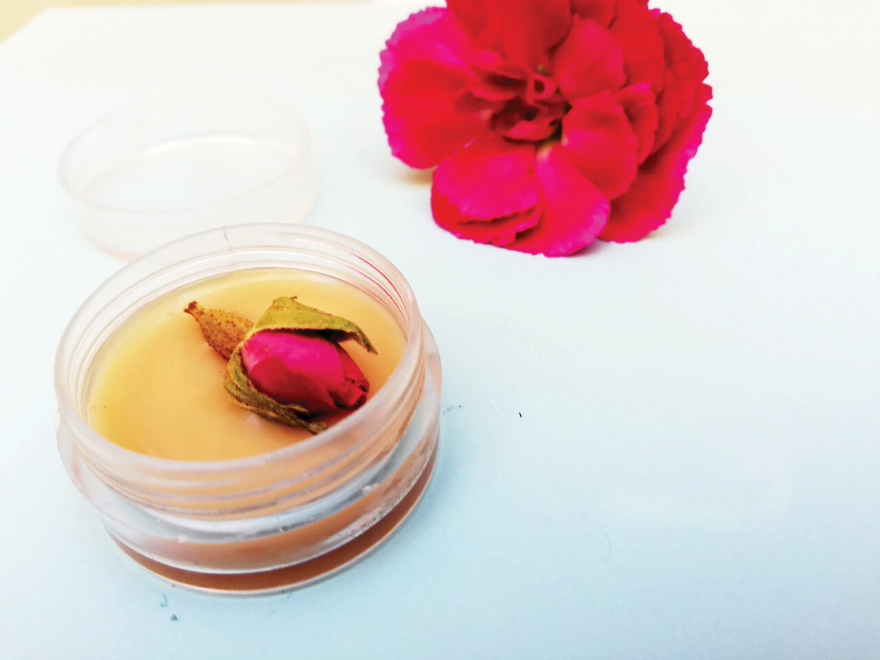 با این روش برای همیشه از دردسر لبهای خشک و ترک خورده رها شویم