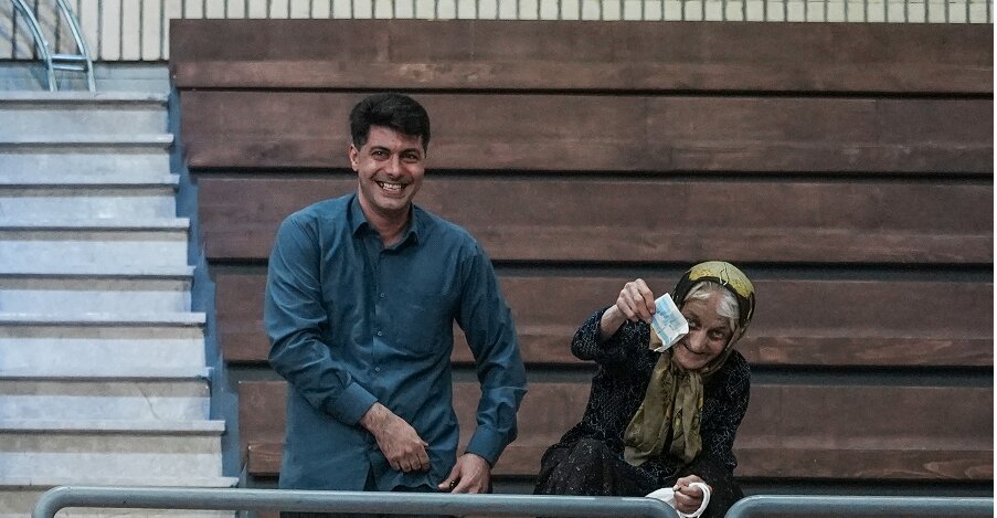 عکس | خوشحالی دیدنی یک مادربزرگ برای برد نوه کشتیگیرش | نشان دادن جایزه ویژه به نوه از روی سکوها!