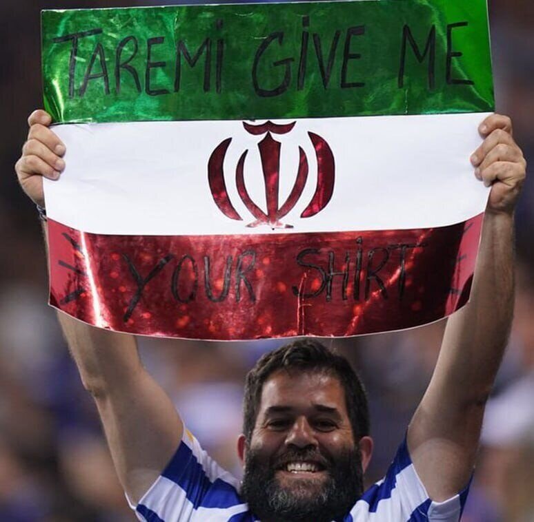 عکس | یک پرتغالی با پرچم ایران روی نقطه حساس طارمی دست گذاشت | نوشته ای خطاب به ستاره پورتو