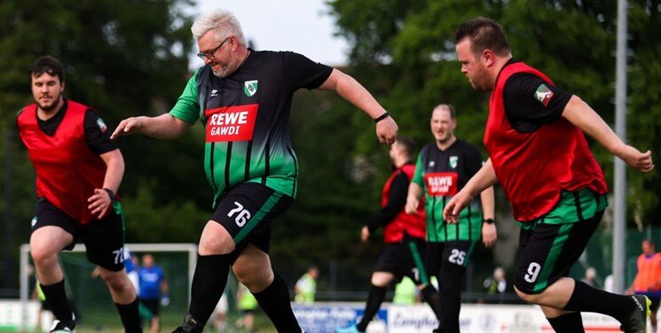 تصاویر | لیگ تپلهای فوتبال راه اندازی شد | چربی اضافه شرط اصلی حضور در لیگ!