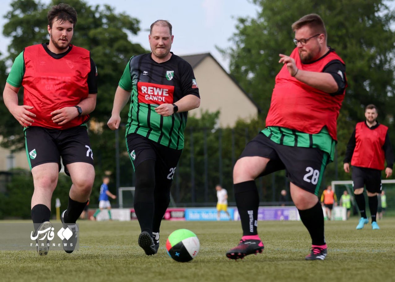 تصاویر | لیگ تپلهای فوتبال راه اندازی شد | چربی اضافه شرط اصلی حضور در لیگ!