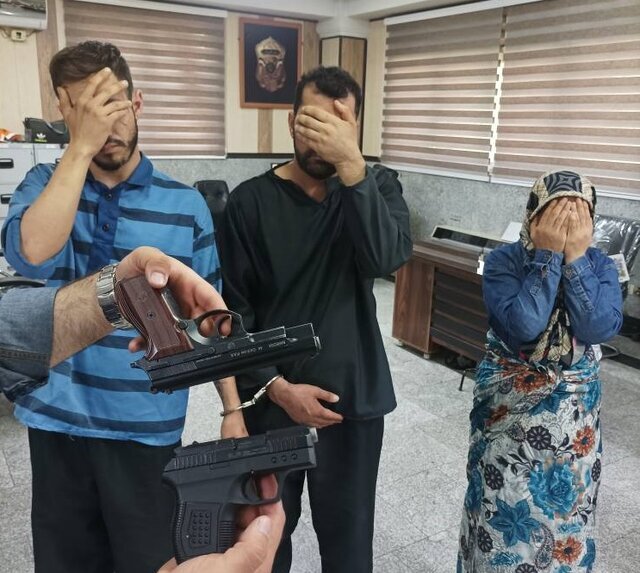 عکس | بازداشت سارقان مسلح پلیسنما؛ سلاح مورد استفاده متهمان | شلیک به سمت ماموران برای فرار از دستگیری